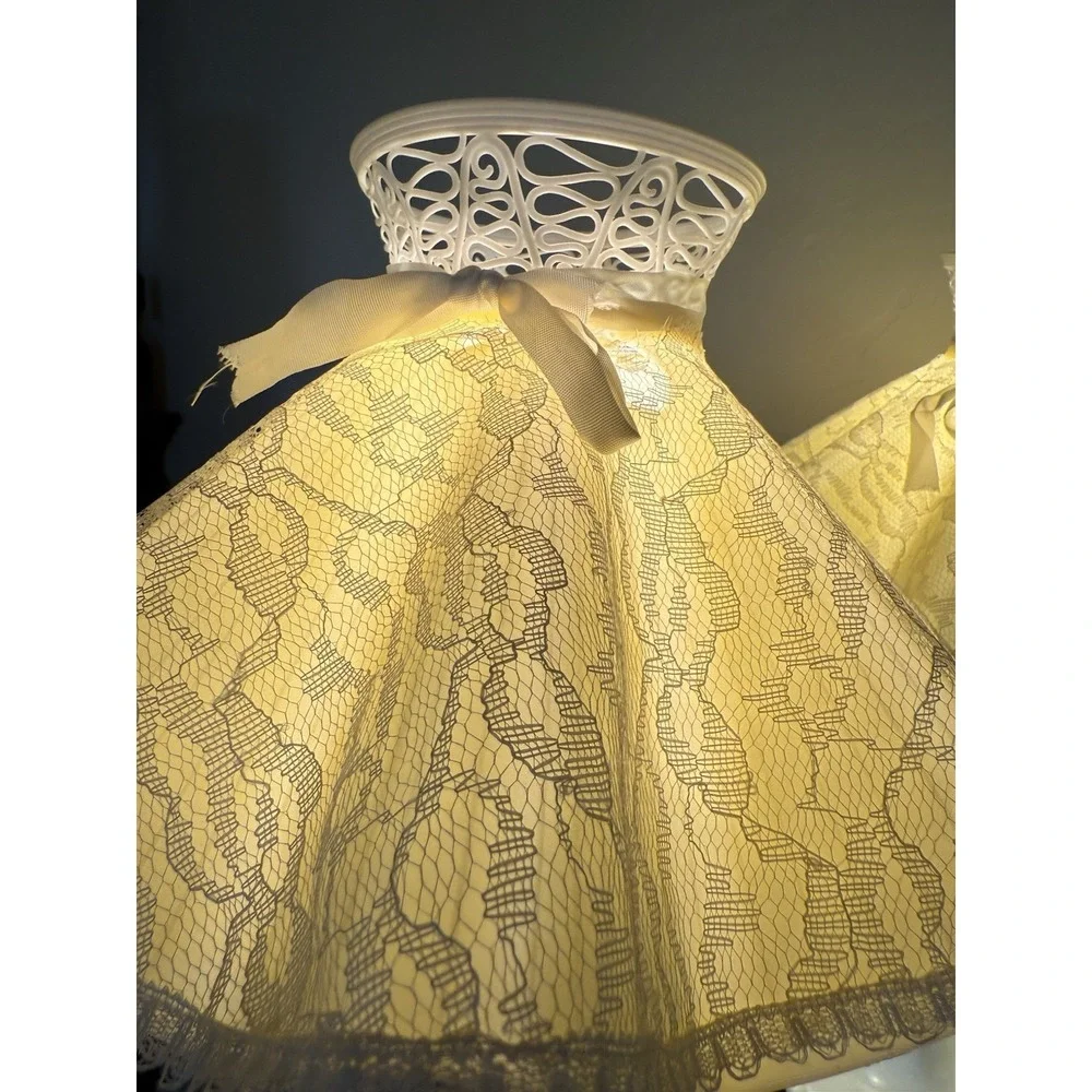 Vintage Table Lamp Pair Boudoir Hobnail White Lace Bedroom 1950s Cottagecore 17